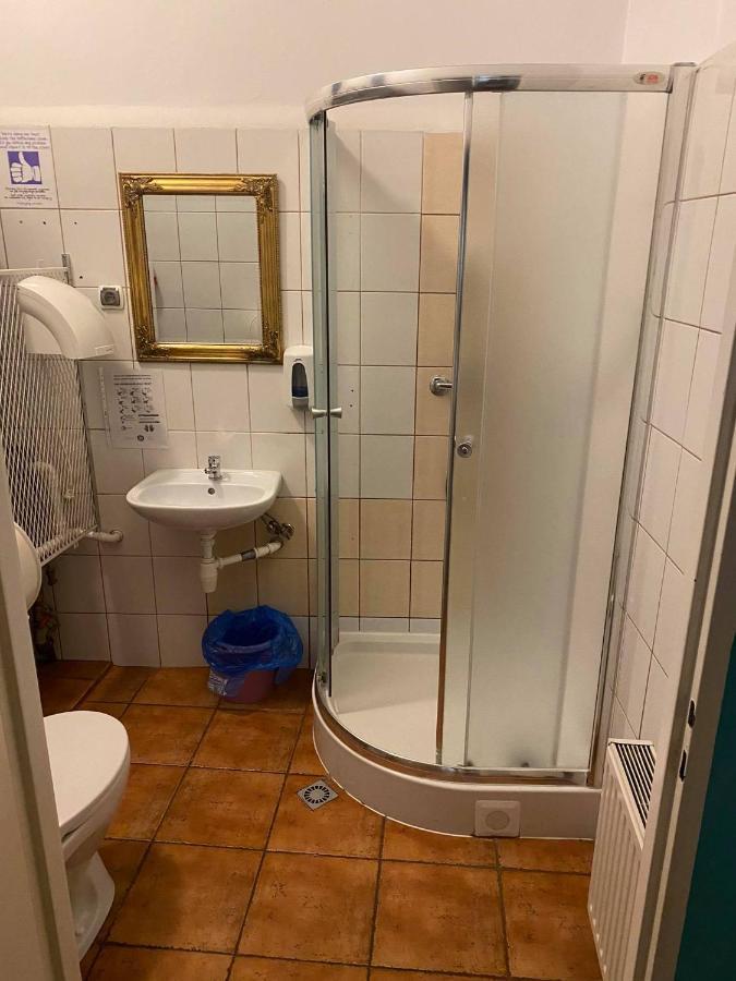 50 People Apartment Cracovia Esterno foto
